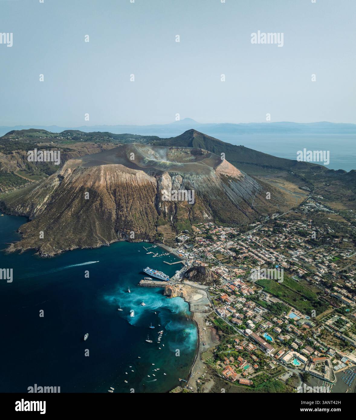 Luftaufnahme des Hafens Vulcano auf der Insel Vulcano mit Schwefelwasser entlang der Küste mit Booten, Äolische Inseln Archipel, Sizilien, Italien. Stockfoto