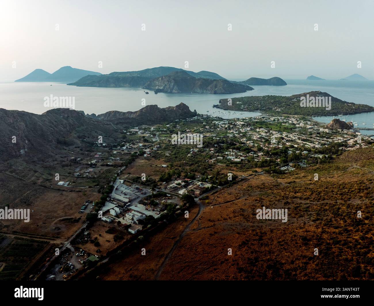 Aus der Vogelperspektive der Insel Lipari von der Insel Vulcano, den Äolischen Inseln Archipeln, Sizilien, Italien. Stockfoto