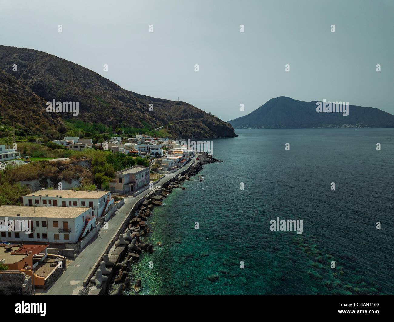 Luftaufnahme von Acquacalda, einer kleinen Stadt auf der Insel Lipari, den Äolischen Inseln Archipeln, Sizilien, Italien. Stockfoto