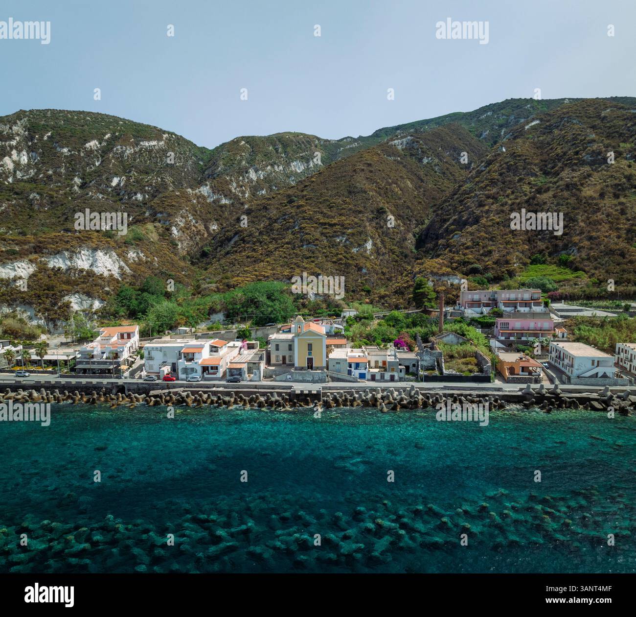 Luftaufnahme von Acquacalda, einer kleinen Stadt auf der Insel Lipari, den Äolischen Inseln Archipeln, Sizilien, Italien. Stockfoto