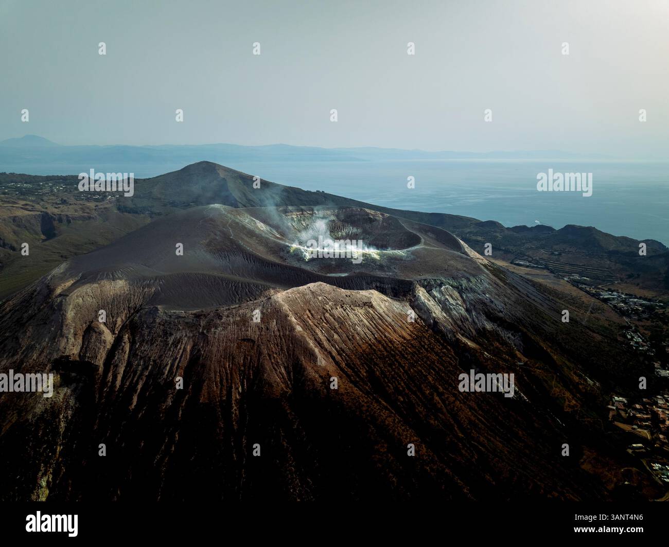 Aus der Vogelperspektive kommt Schwefelrauch aus dem Krater auf der Insel Vulcano, den Äolischen Inseln, Messina, Sizilien, Italien. Stockfoto