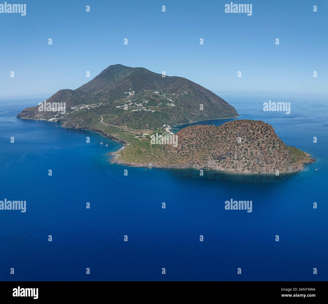 Luftaufnahme der Insel Filicudi, der Äolischen Inseln, Sizilien, Italien. Stockfoto