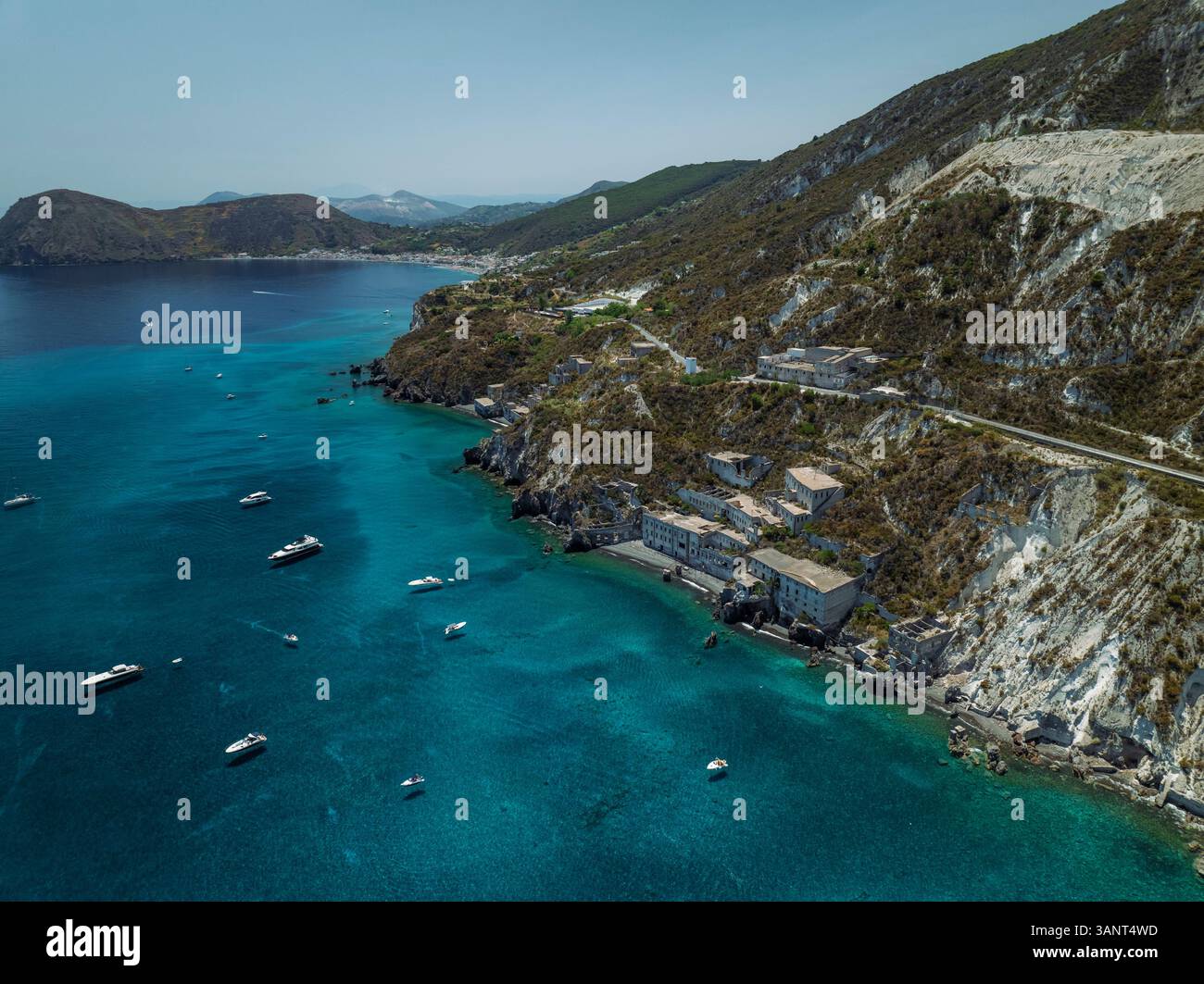 Luftaufnahme der Boote entlang der Küste, der Insel Lipari, der Äolischen Inseln Archipel, Sizilien, Italien. Stockfoto