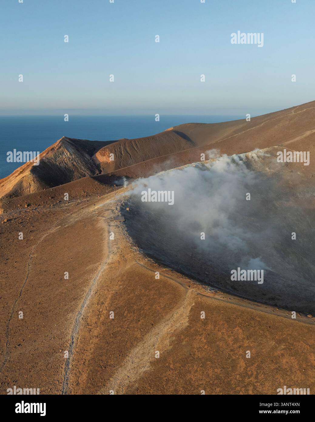 Luftaufnahme des Vulkankraters auf den Äolischen Inseln, Messina, Sizilien, Italien. Stockfoto