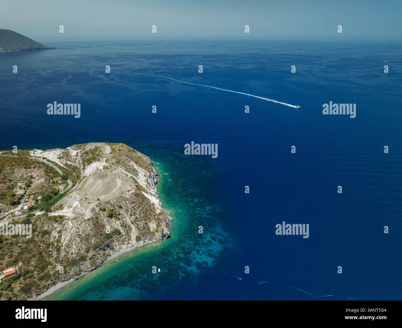 Luftaufnahme der Insel Lipari, der Äolischen Inseln Archipel, Sizilien, Italien. Stockfoto