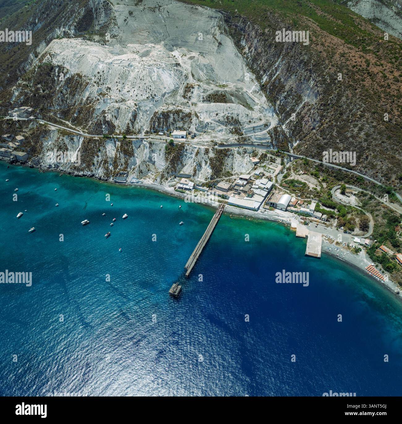 Luftaufnahme eines langen Piers auf der Insel Lipari, Äolische Inseln Archipel, Sizilien, Italien. Stockfoto