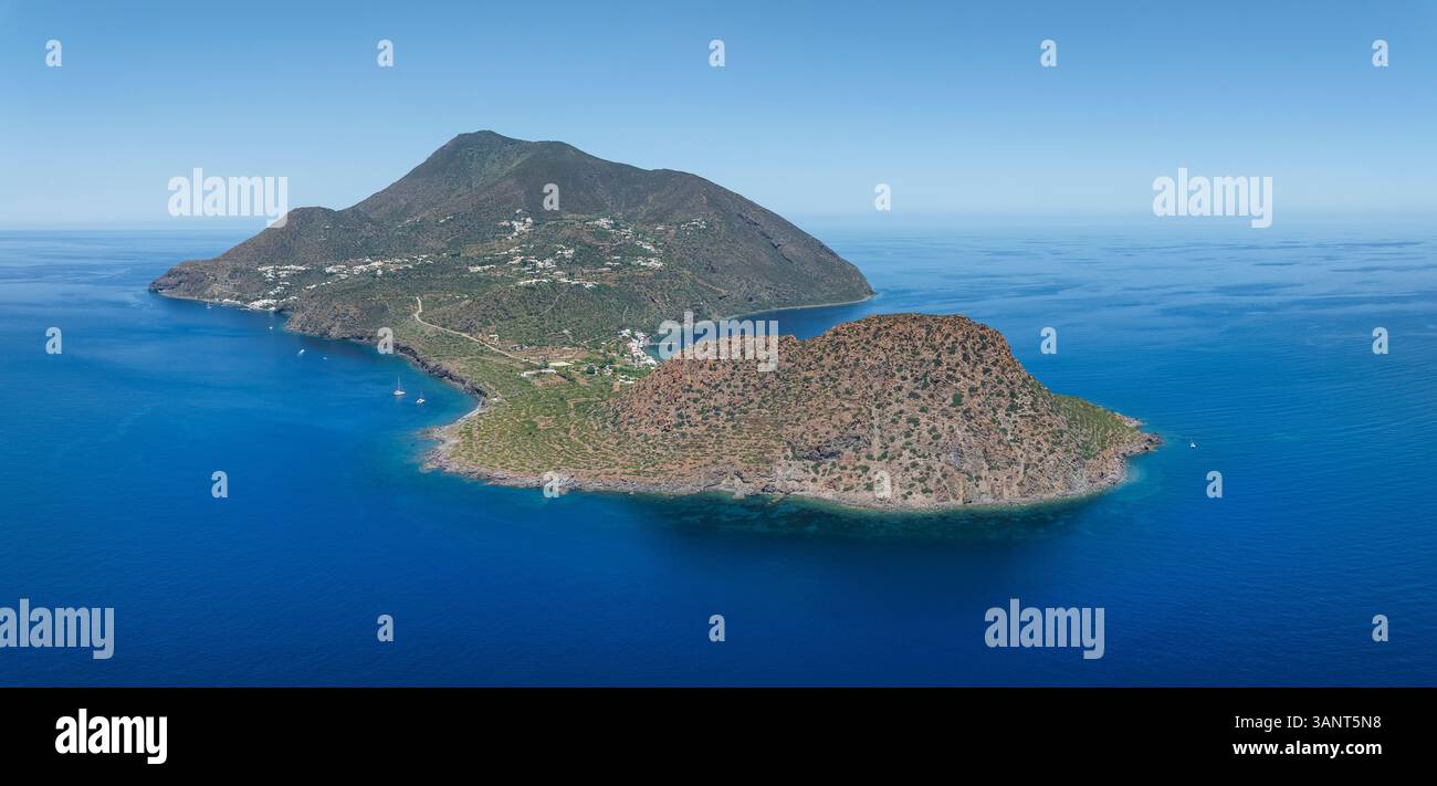 Luftaufnahme der Insel Filicudi, der Äolischen Inseln, Sizilien, Italien. Stockfoto