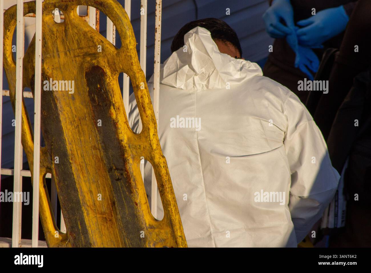 Die Behörden untersuchen die Entdeckung menschlicher Überreste unter einem verlassenen Gebäude in der Nähe der internationalen Brücke in Ciudad Juárez, Mexiko. Forensische Teams arbeiteten mehrere Stunden lang daran, mindestens zwei teilweise zerfallene Leichen aus dem Gelände zu bergen. Stockfoto