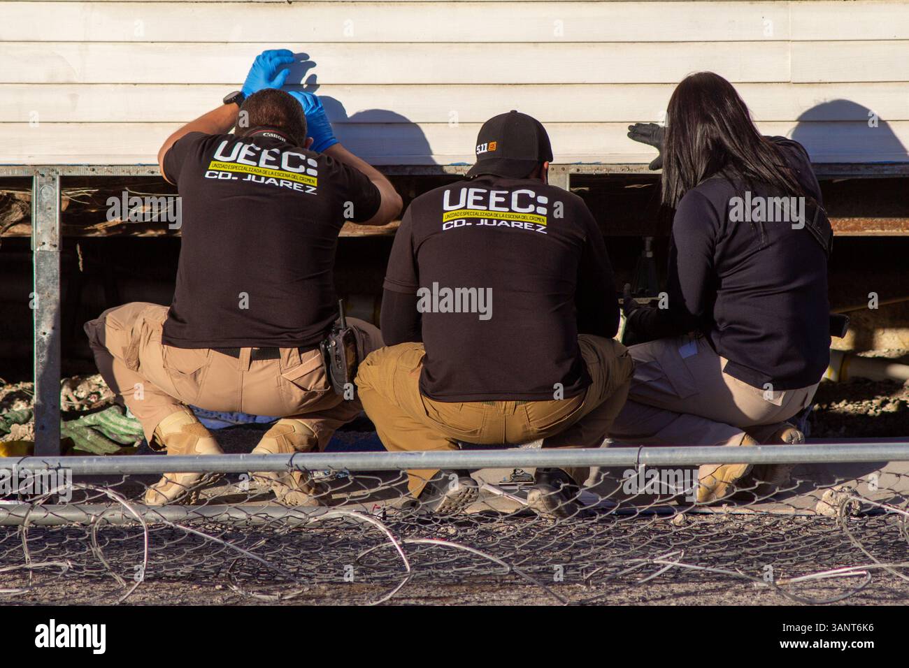 Die Behörden untersuchen die Entdeckung menschlicher Überreste unter einem verlassenen Gebäude in der Nähe der internationalen Brücke in Ciudad Juárez, Mexiko. Forensische Teams arbeiteten mehrere Stunden lang daran, mindestens zwei teilweise zerfallene Leichen aus dem Gelände zu bergen. Stockfoto