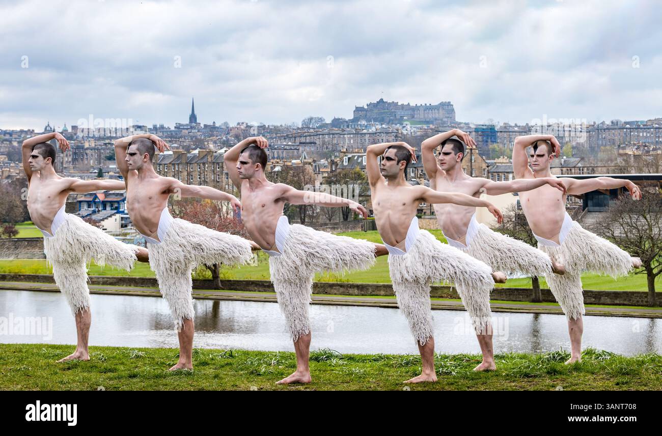 Männliche Balletttänzer posieren in Kostümen für Matthew Bourne's Swan Lake, Inverleith Park, Edinburgh, Schottland, Großbritannien Stockfoto