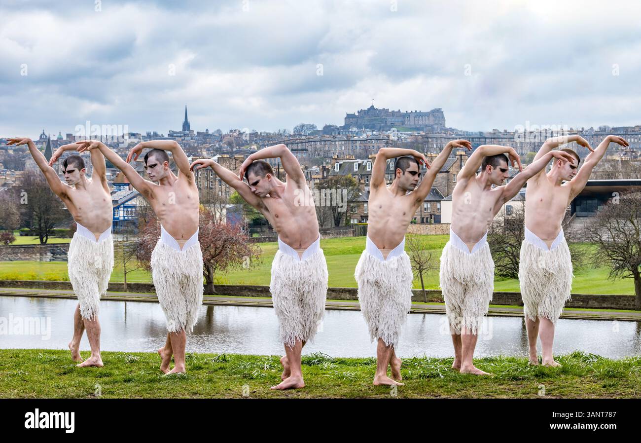 Männliche Balletttänzer posieren in Kostümen für Matthew Bourne's Swan Lake, Inverleith Park, Edinburgh, Schottland, Großbritannien Stockfoto