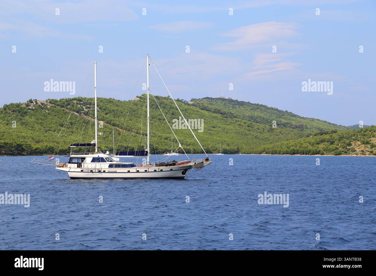 INSEL DUGI OTOK, KROATIEN - 7. SEPTEMBER 2016: Dies ist ein Vergnügungsboot vor der Insel Dugi Otok, wo sich der Telascica-Nationalpark befindet. Stockfoto INSEL DUGI OTOK, KROATIEN - 7. SEPTEMBER 2016: Dies ist ein Vergnügungsboot vor der Insel Dugi Otok, wo sich der Telascica-Nationalpark befindet. Stockfoto