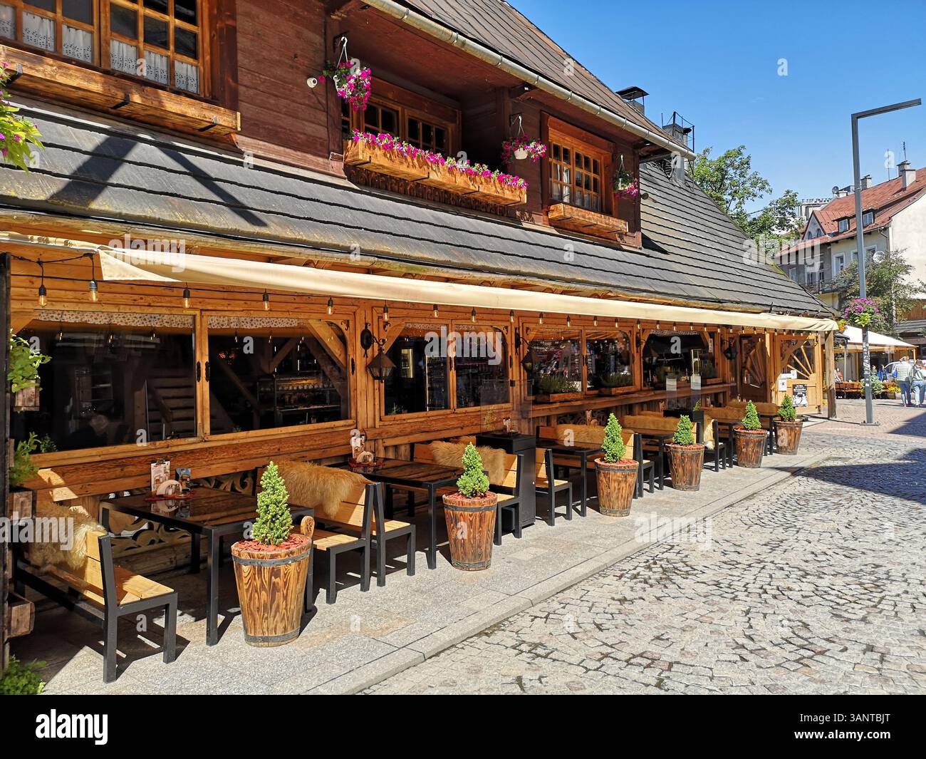 Das Owczarnia Restaurant in Zakopane ist ein gemütliches Restaurant im Hochland-Stil mit wunderschöner Holzarchitektur von Zakopane, Südpolen - Smartphone-aufgenommenes Stockfoto