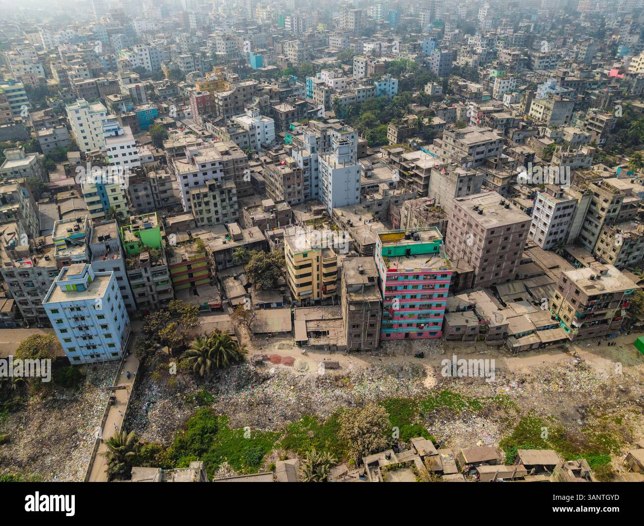 Luftaufnahme der dicht besiedelten Stadtlandschaft mit Hochhäusern und überfüllten Dächern, Subhadya, Keraniganj, Dhaka, Bangladesch. Stockfoto