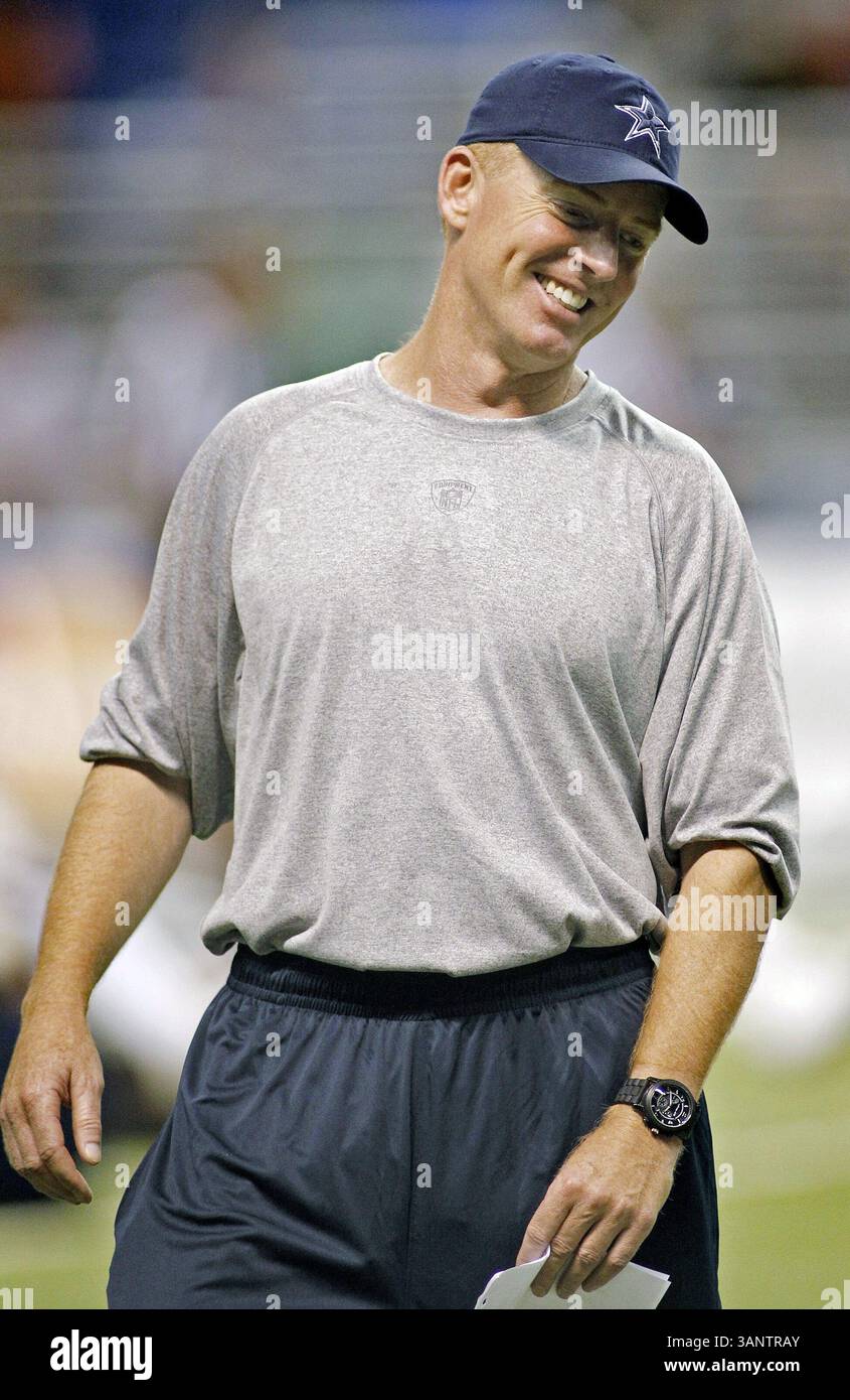 29. Juli 2011: San Antonio, Texas, USA: Jason Garrett, Cheftrainer der Dallas Cowboys lacht mit Spieler Miles Austin, nicht gezeigt, während das Team sich während des Trainingslagers im Alamo Dome in San Antonio, Texas, am Freitag, den 29. Juli 2011 ausdehnt. (Bild: © Paul Moseley/Fort Worth Star-Telegram/MCT/ZUMAPRESS.com) Stockfoto
