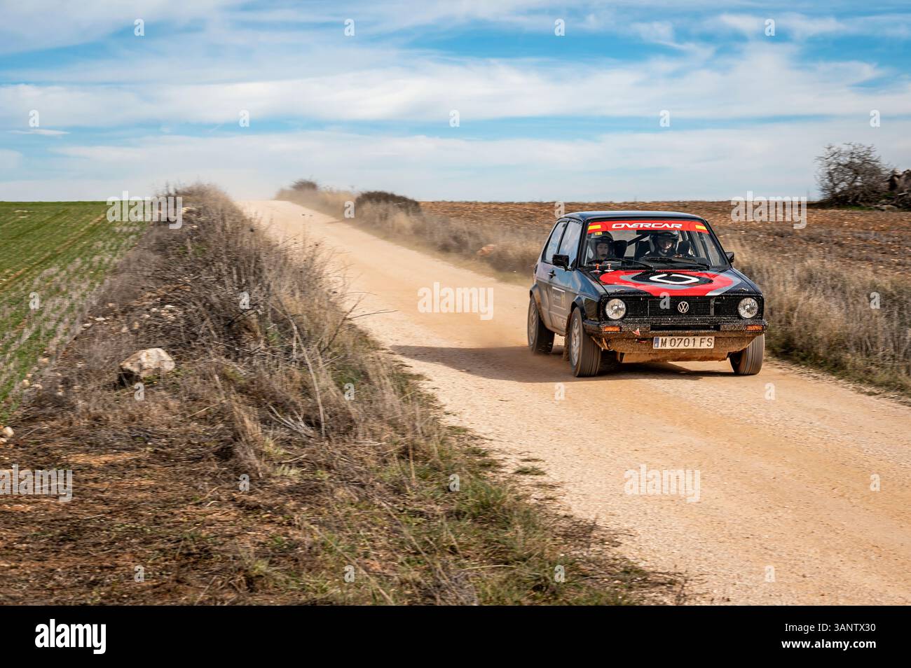 Madrid, Spanien; 15.02.2025: Ein klassischer Volkswagen Golf GTI stürmt über eine Feldstrecke und schleudert in einem aufregenden Rallyespiel Staub. Der Oldtimer und sein Stockfoto