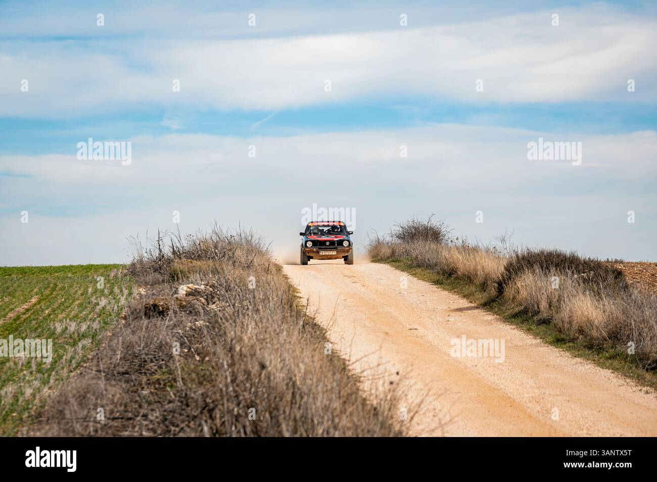 Madrid, Spanien; 15.02.2025: Ein klassischer Volkswagen Golf GTI stürmt über eine Feldstrecke und schleudert in einem aufregenden Rallyespiel Staub. Der Oldtimer und sein Stockfoto