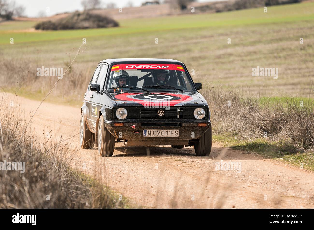 Madrid, Spanien; 15.02.2025: Ein klassischer Volkswagen Golf GTI stürmt über eine Feldstrecke und schleudert in einem aufregenden Rallyespiel Staub. Der Oldtimer und sein Stockfoto