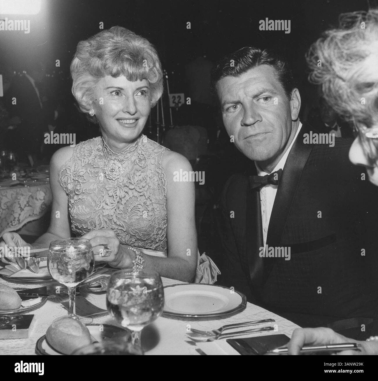 15. April 2011: Barbara Stanwyck mit Robert Prestan bei den Hope Awards. Bereitgestellt von Photos, inc (Kreditbild: © Globe Photos/ZUMAPRESS.com) Stockfoto
