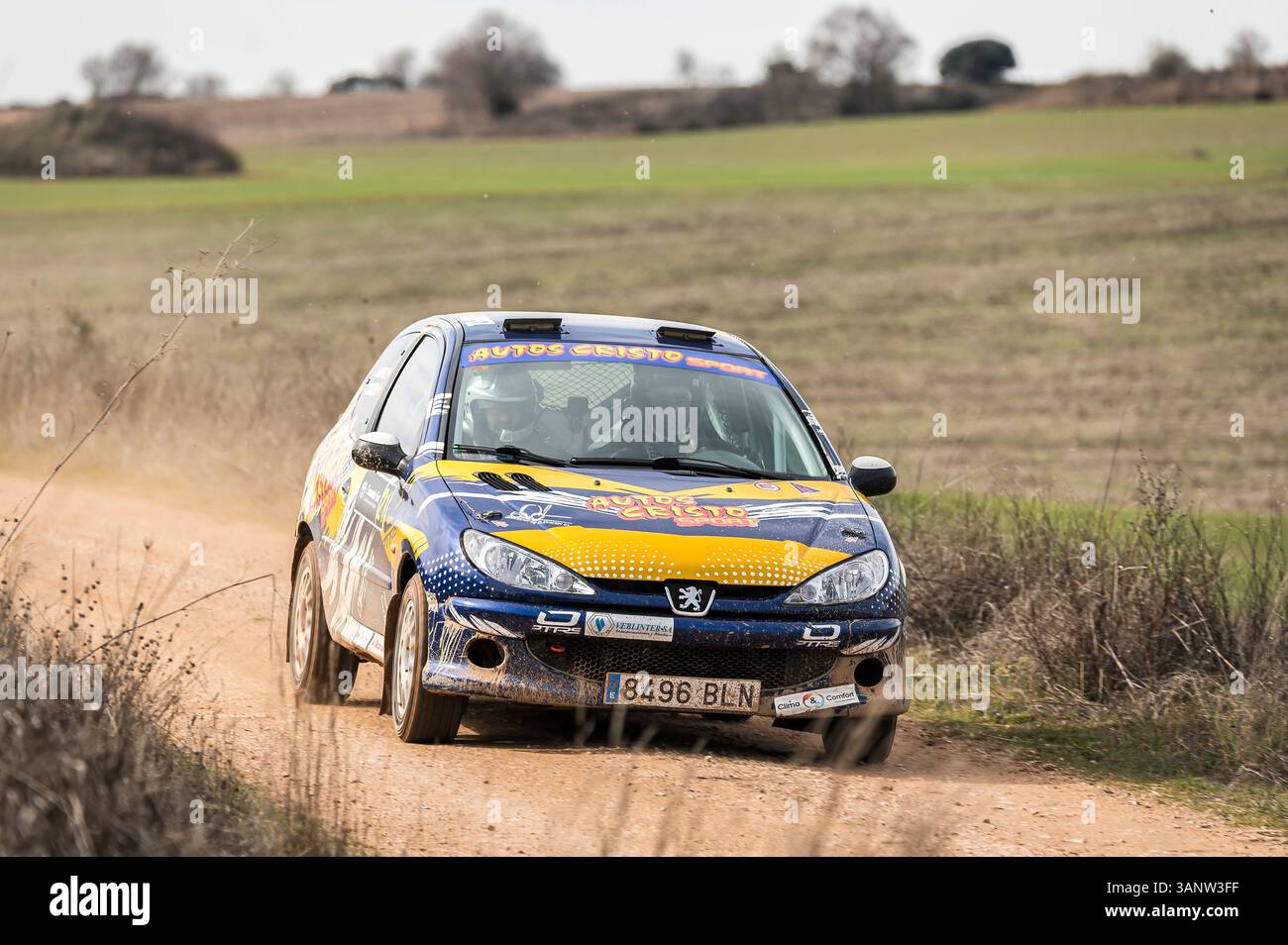 Madrid, Spanien; 15.02.2025: Der alte Peugeot 206 Rallye-Wagen fährt auf einer Schotterpiste und sammelt Staub während einer Dirt Rallye Stockfoto