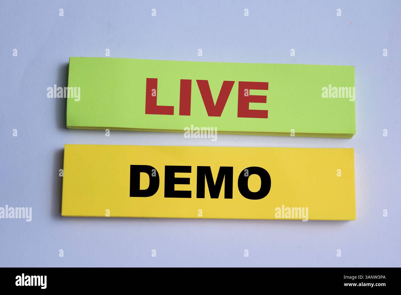 Konzept der Live-Demo Schreiben Sie auf Haftnotizen isoliert auf Holztisch. Stockfoto