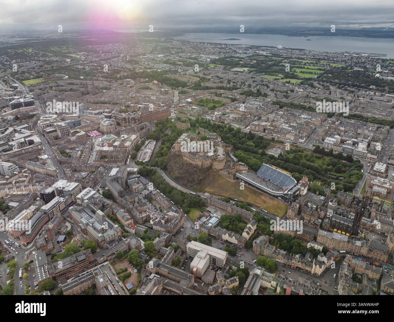 Blick aus der Vogelperspektive auf das Schloss von edinburgh, umgeben von Stadtlandschaft und Grün, Südseite, edinburgh, schottland. Stockfoto