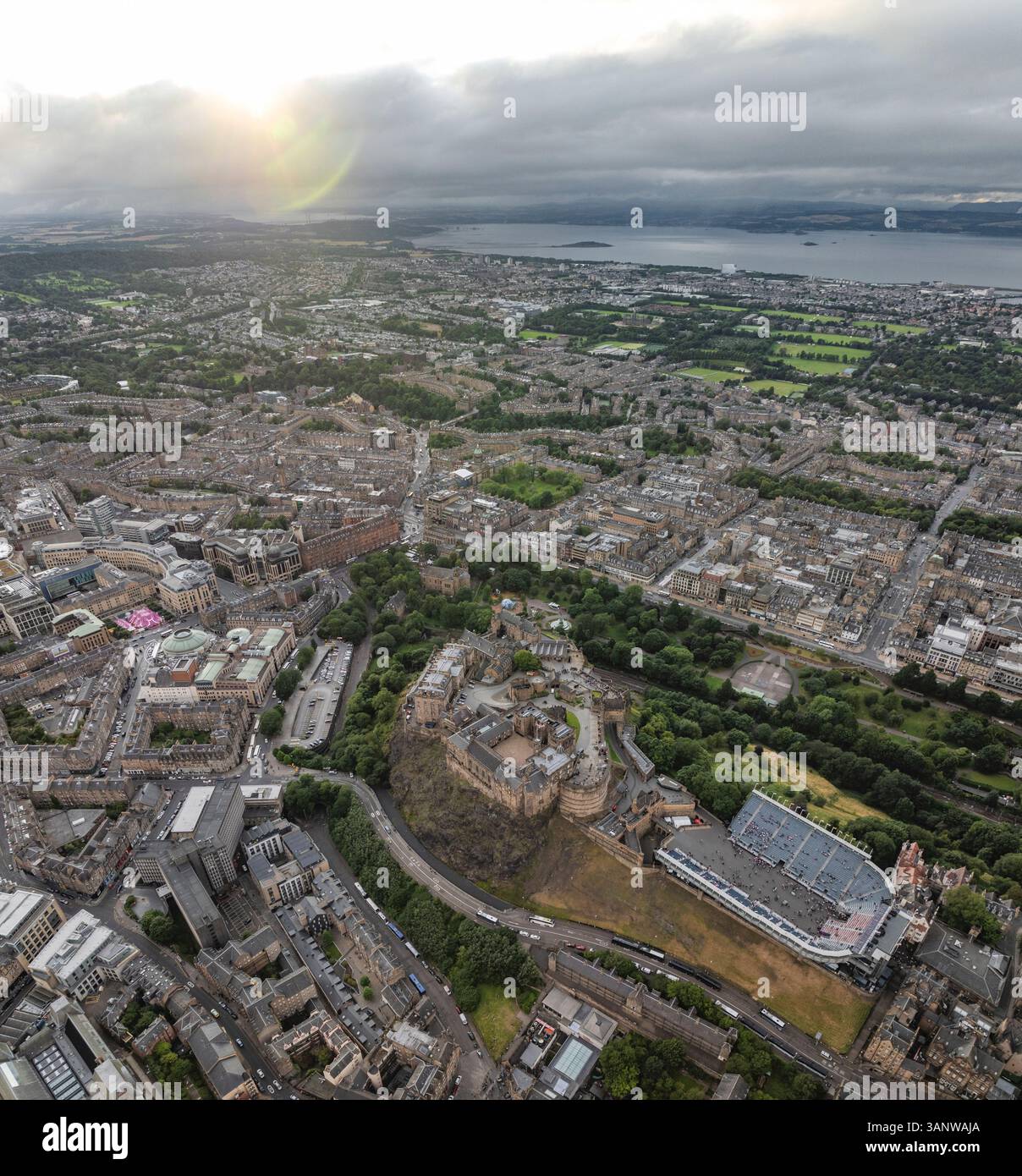 Blick aus der Vogelperspektive auf das Schloss von edinburgh, umgeben von städtischen Gebäuden und Grünflächen, Südseite, edinburgh, schottland. Stockfoto