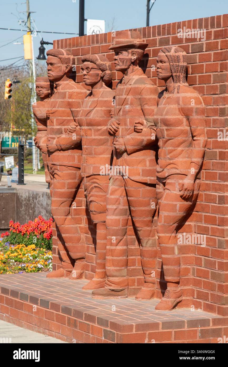 Montgomery, Alabama - Legacy Plaza, das Kunstwerke über die Bürgerrechtsbewegung enthält. Das Plaza befindet sich gegenüber vom Legacy Museum, bot Stockfoto