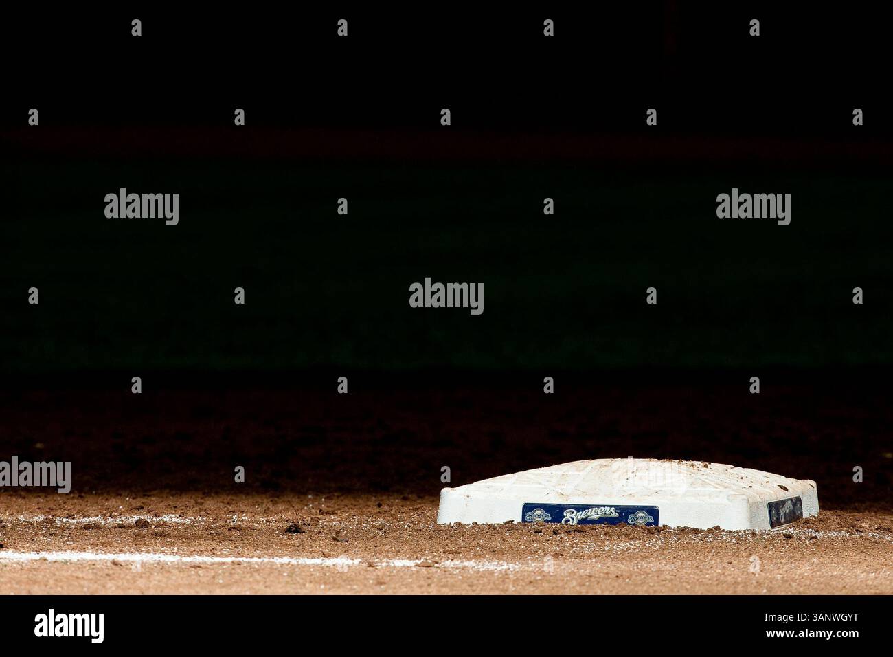 April 2011 - Milwaukee, WI. Miller Park Milwaukee Brewers erste Basis Milwaukee Brewers gewann die Houston Astros mit 4:1. Mike McGinnis / CSM(Credit Image: © Mike McGinnis/Cal Sport Media/ZUMAPRESS.com) Stockfoto