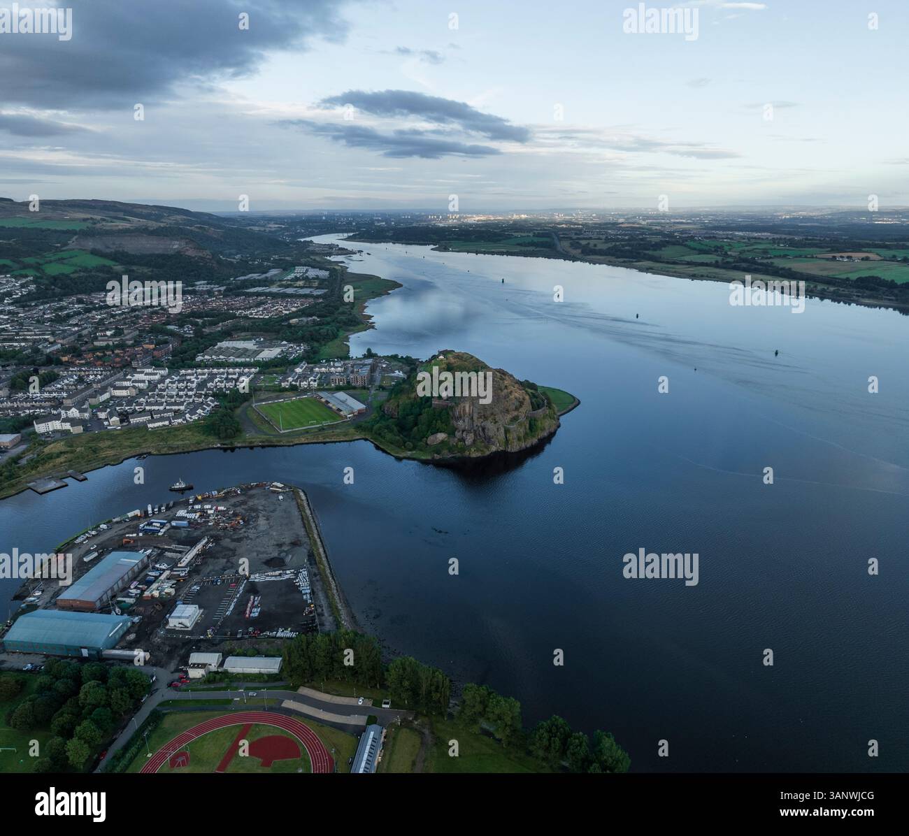 Blick aus der Vogelperspektive auf den Fluss Clyde mit Dumbarton Castle und malerischen Hügeln, Dumbarton, Großbritannien. Stockfoto
