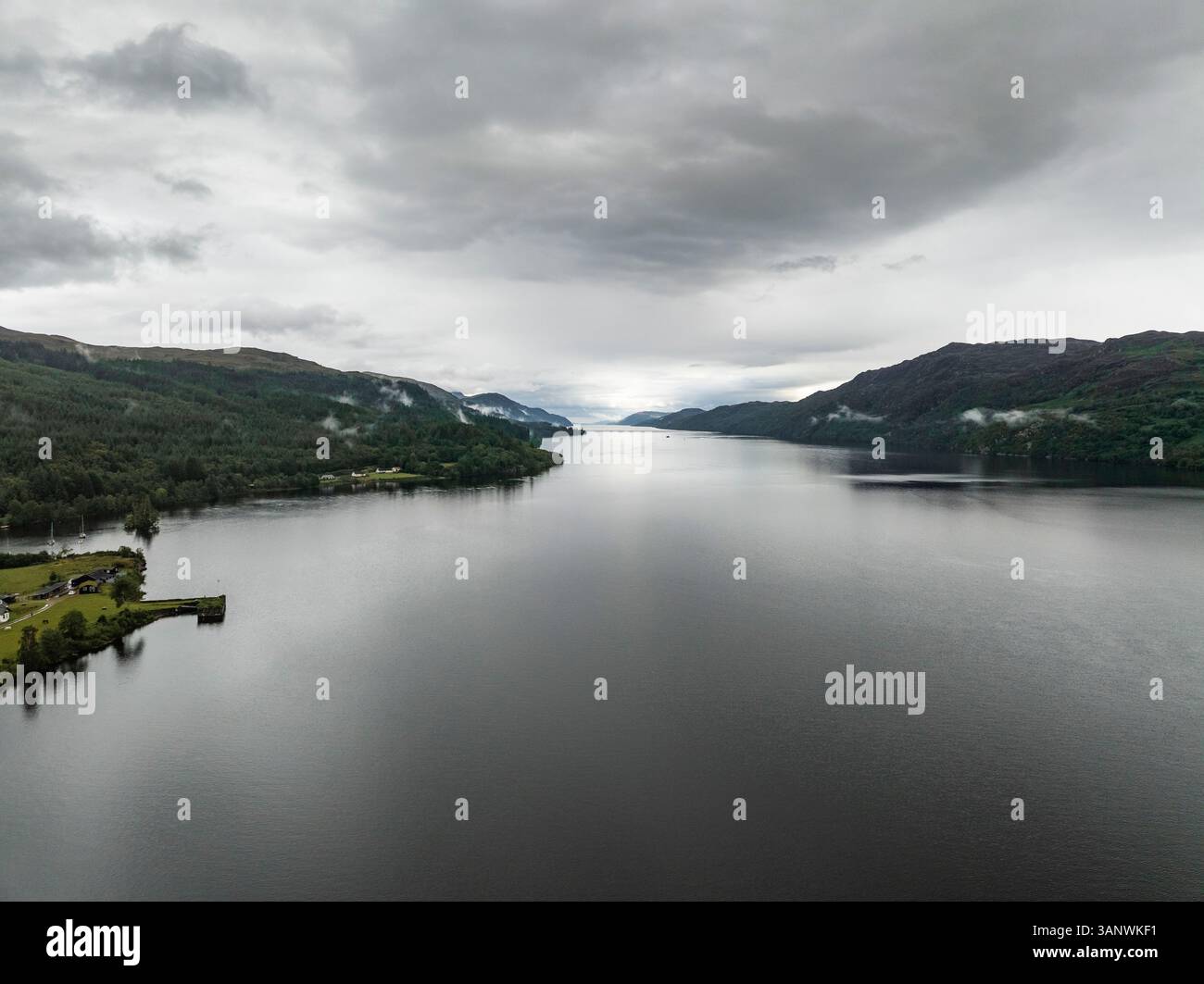 Blick aus der Vogelperspektive auf das ruhige Loch Ness, umgeben von ...