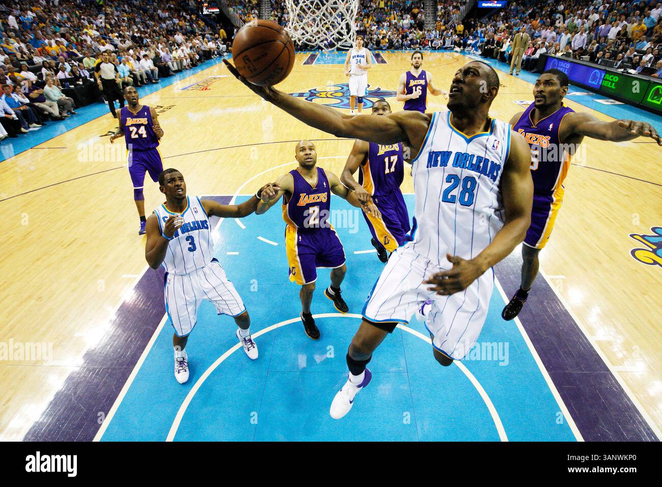 24. April 2011 - New Orleans, Louisiana, USA - New Orleans Hornets Center D.J. MBENGA #28 erzielt im vierten Spiel des Viertelfinals der Western Conference zwischen den New Orleans Hornets und den Los Angeles Lakers in der New Orleans Arena. (Bild: © Jonathan Bachman/Cal Sport Media/ZUMAPRESS.com) Stockfoto