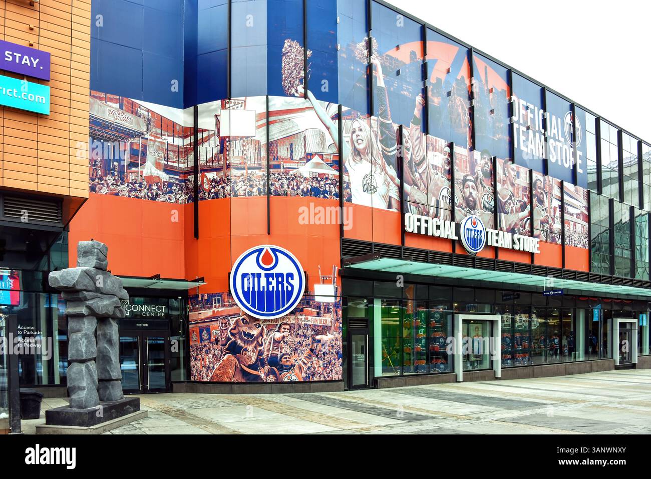 Edmonton Alberta - 3. April 2025: Edmonton Oilers Official Team Store im Ice District in der Nähe von Rogers Place. Ein Inukshuk ist links als ein zu sehen Stockfoto