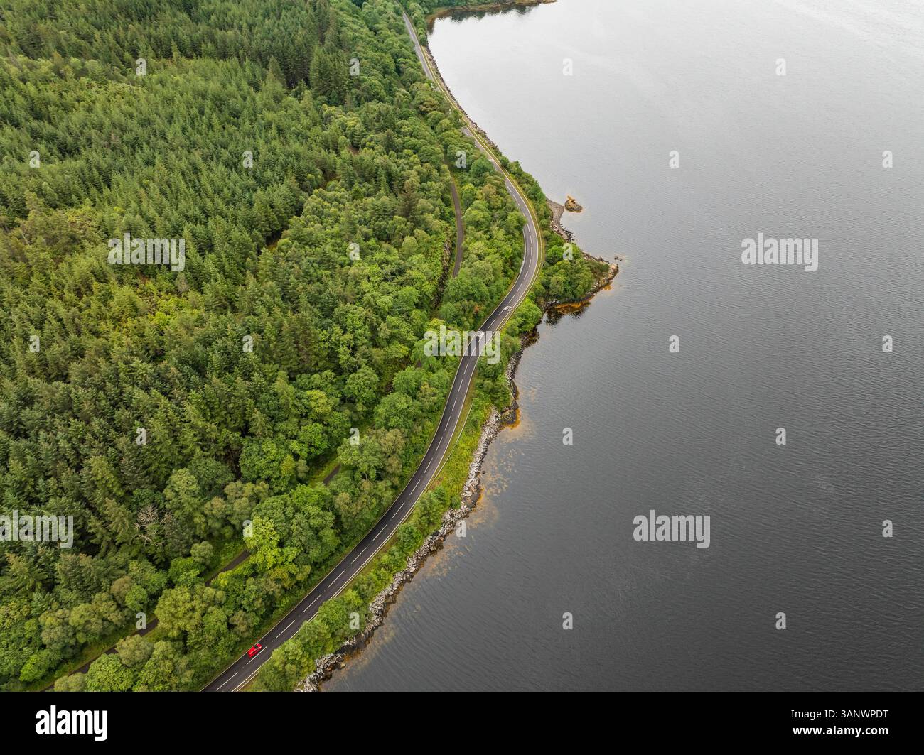 Blick aus der Vogelperspektive auf Loch Creran, umgeben von üppigem Wald und einer gewundenen Straße, Oban, Schottland, Großbritannien. Stockfoto