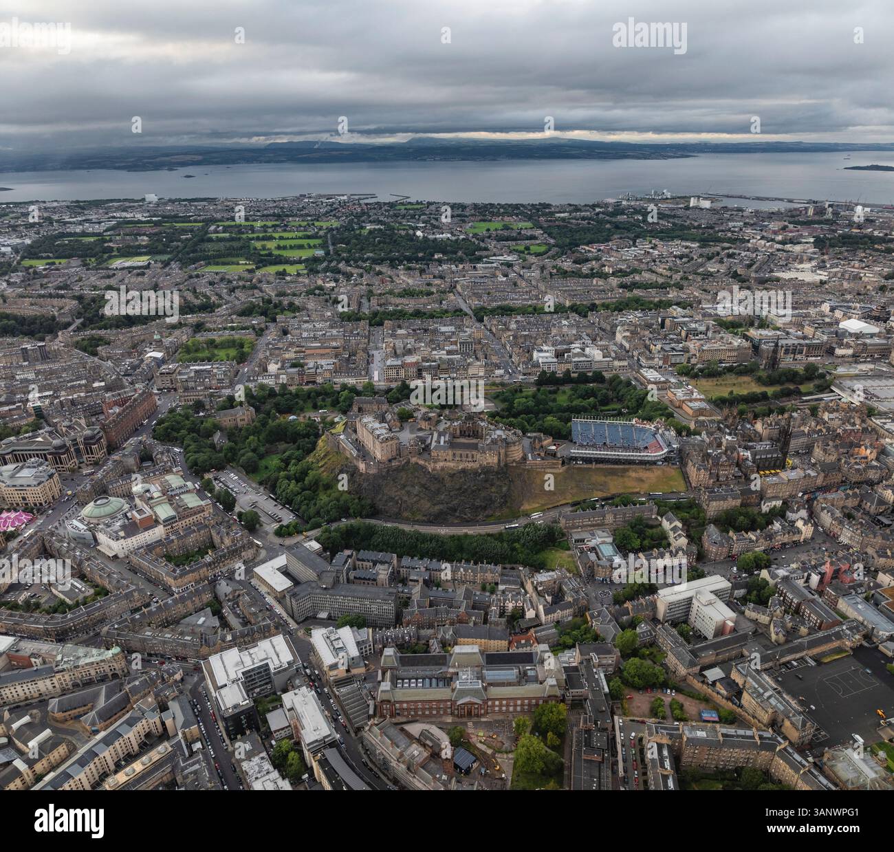 Blick aus der Vogelperspektive auf das Schloss edinburgh mit Blick auf die wunderschöne Stadtlandschaft und die Küste unter einem bewölkten Himmel, Südseite, edinburgh, vereinigtes Königreich. Stockfoto