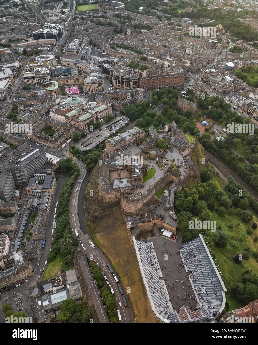 Blick aus der Vogelperspektive auf das Schloss von edinburgh, umgeben von landschaftlich reizvollem Stadtbild und Grün, Südseite, edinburgh, vereinigtes Königreich. Stockfoto