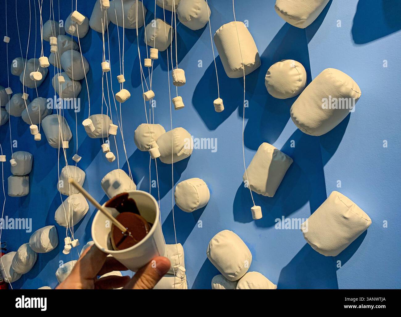 Das Dessert Museum: Instagrammable, lustige Touristenattraktion, süße Snacks und farbenfrohe Süßigkeiten dekorierte Zimmer, Pasay, Metro Manila, Philippinen Stockfoto