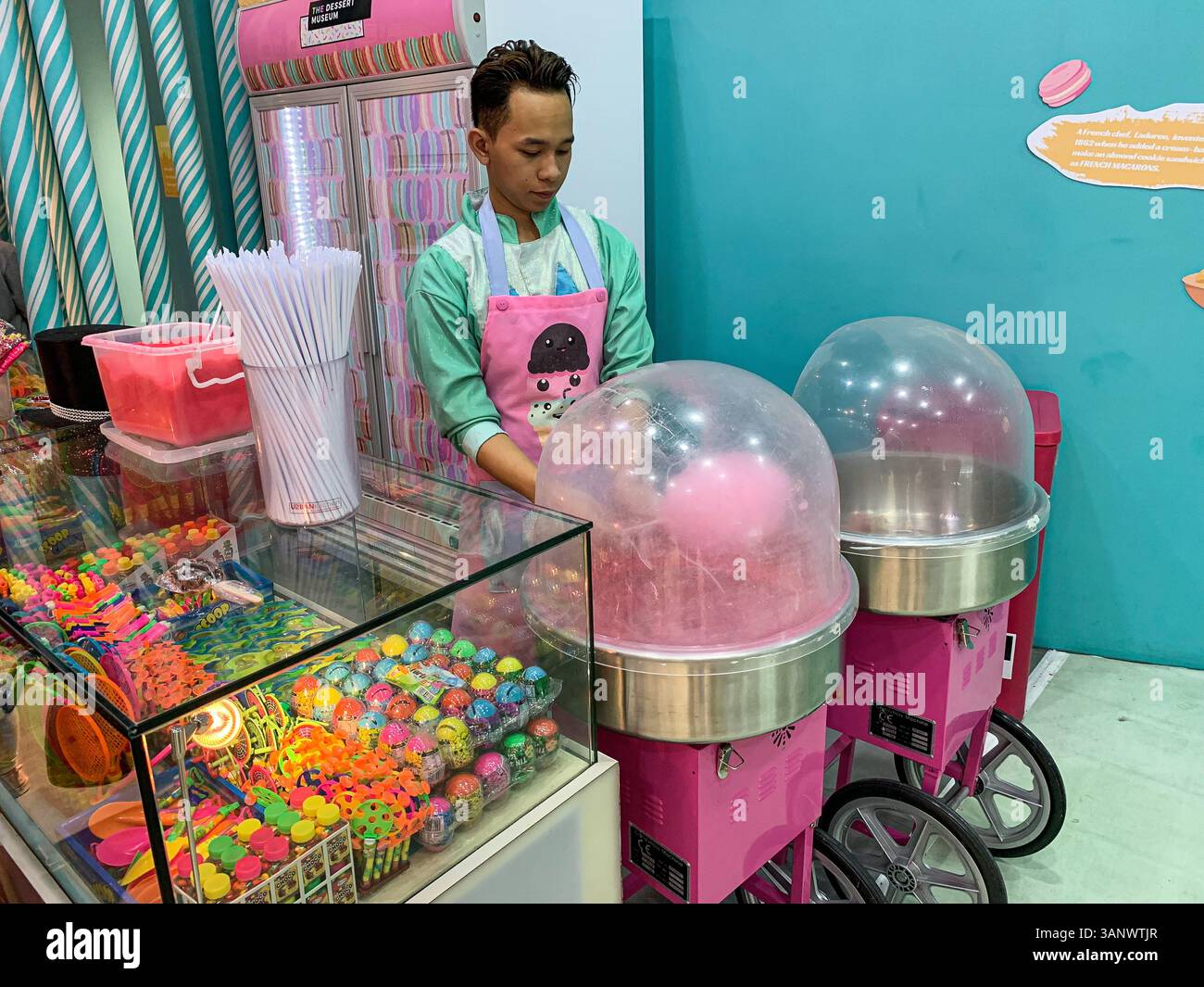 Das Dessert Museum: Instagrammable, lustige Touristenattraktion, süße Snacks und farbenfrohe Süßigkeiten dekorierte Zimmer, Pasay, Metro Manila, Philippinen Stockfoto