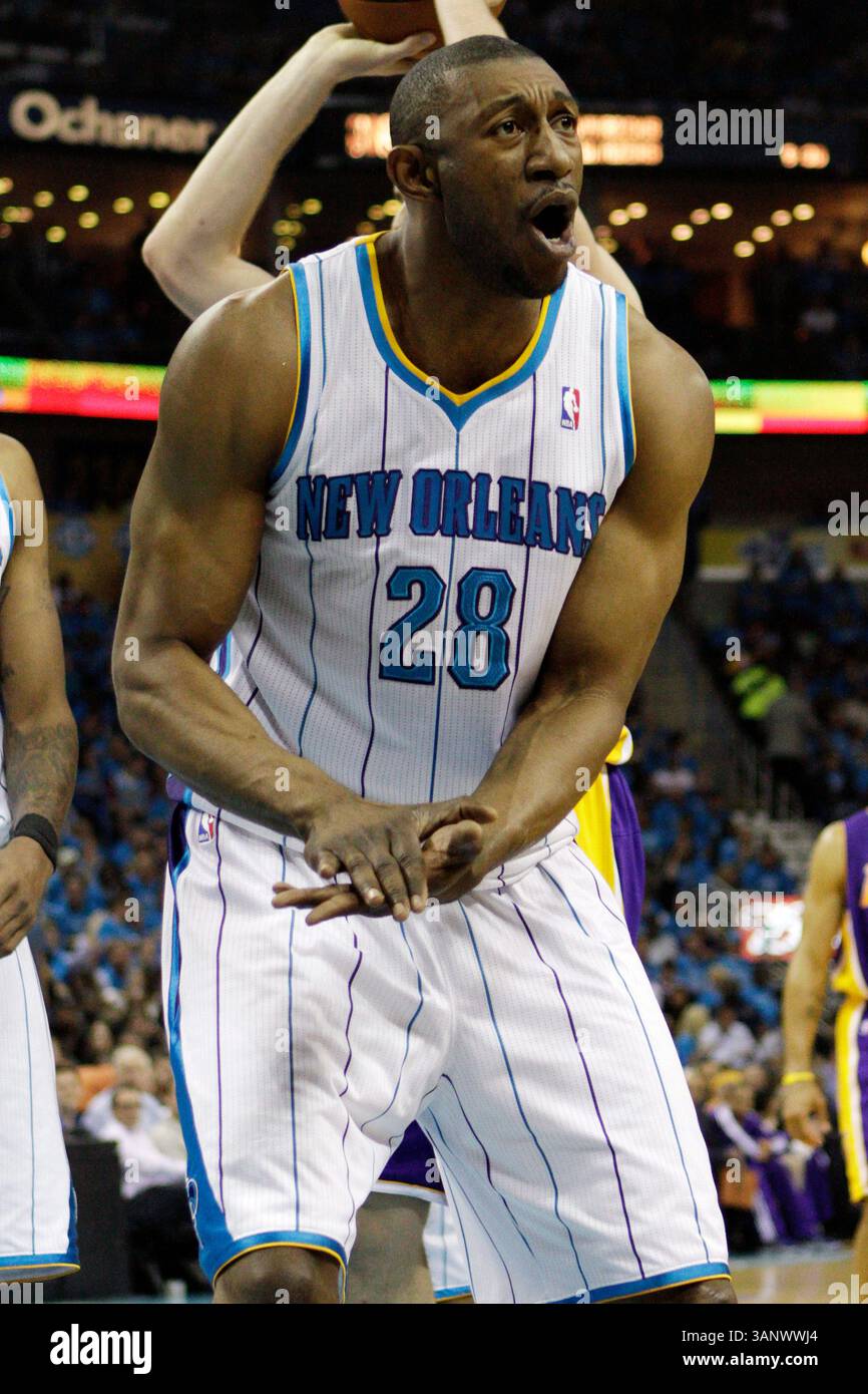 28. April 2011: Das New Orleans Hornets Center D.J. Mbenga #28 reagiert während des 6. Spiels des Western Conference Quarterfinals zwischen den New Orleans Hornets und den Los Angeles Lakers in der New Orleans Arena in New Orleans, LA. (Bild: © Jonathan Bachman/Cal Sport Media/ZUMAPRESS.com) Stockfoto