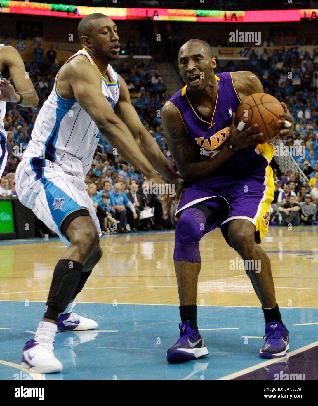 28. April 2011: Kobe Bryant #24 der Los Angeles Lakers Shooting Guard fährt mit dem Ball als New Orleans Hornets Center D.J. Mbenga #28 verteidigt während Spiel 6 des Western Conference Quarterfinals zwischen den New Orleans Hornets und den Los Angeles Lakers in der New Orleans Arena in New Orleans, LA. (Bild: © Jonathan Bachman/Cal Sport Media/ZUMAPRESS.com) Stockfoto
