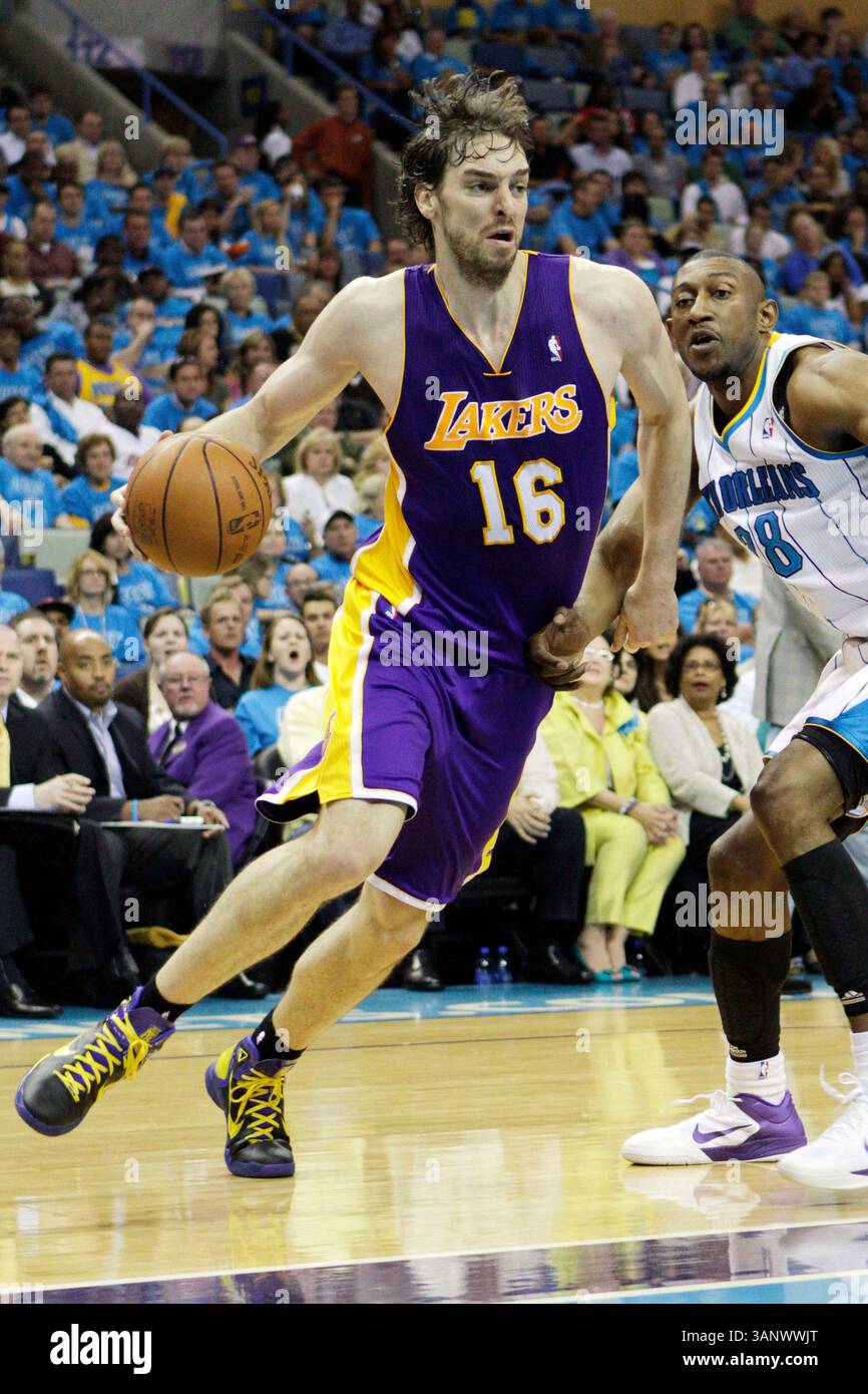 28. April 2011: Die Los Angeles Lakers schlagen Pau Gasol #16 in den Korb, als das New Orleans Hornets Center D.J. Mbenga #28 während Spiel 6 des Western Conference Quarterfinals zwischen den New Orleans Hornets und den Los Angeles Lakers in der New Orleans Arena in New Orleans verteidigt. (Bild: © Jonathan Bachman/Cal Sport Media/ZUMAPRESS.com) Stockfoto