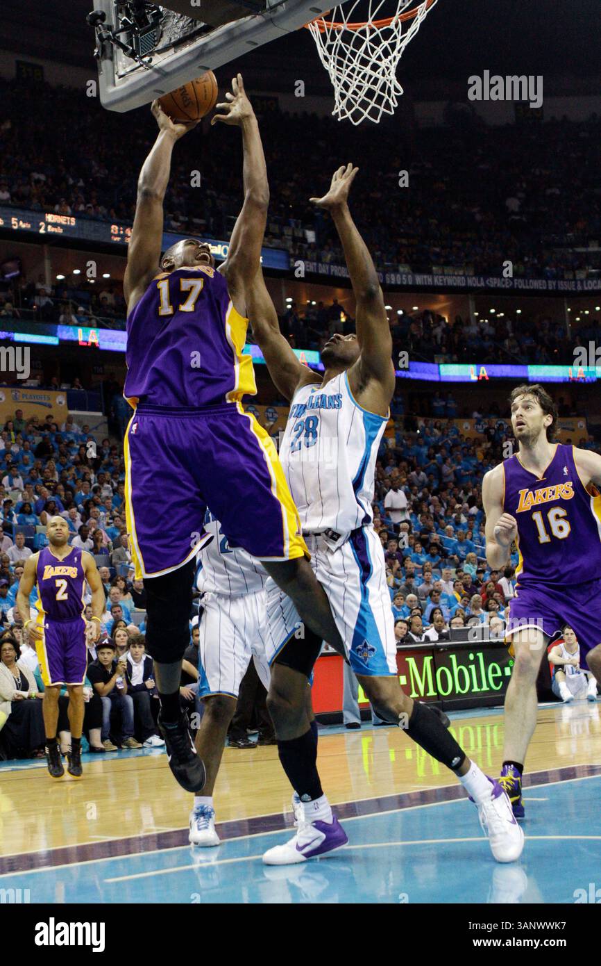 28. April 2011: Andrew Bynum #17 des Los Angeles Lakers-Zentrums verteidigt die New Orleans Hornets in der New Orleans Arena in New Orleans, LA, im 6. Spiel des Viertelfinals der Western Conference. (Bild: © Jonathan Bachman/Cal Sport Media/ZUMAPRESS.com) Stockfoto