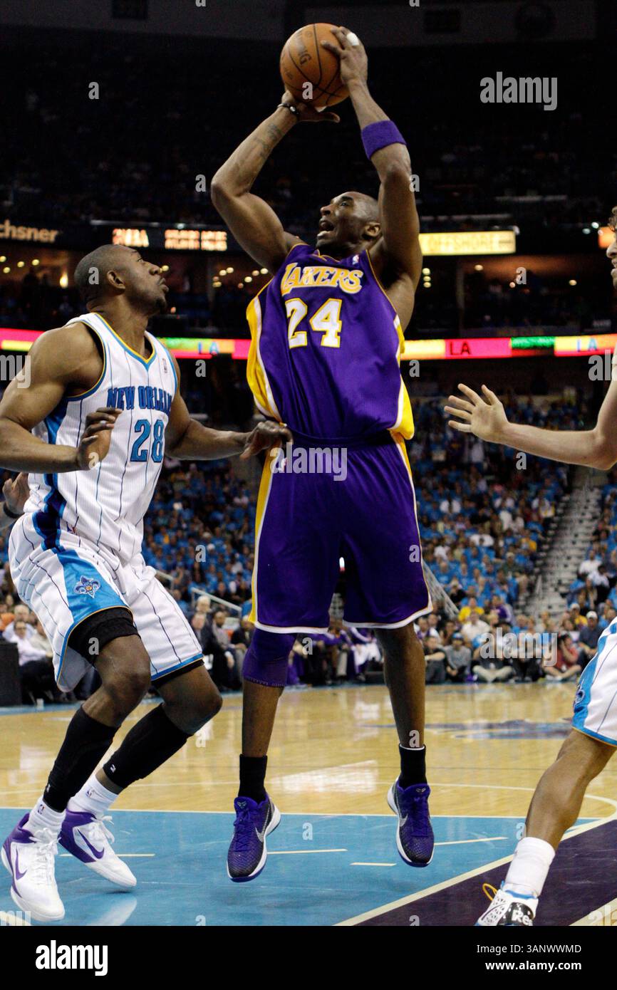 28. April 2011: Der Shooting Guard Kobe Bryant #24 der Los Angeles Lakers schießt den Ball, als D.J. Mbenga #28 in der New Orleans Arena in New Orleans verteidigt. (Bild: © Jonathan Bachman/Cal Sport Media/ZUMAPRESS.com) Stockfoto