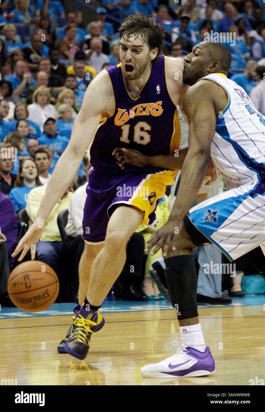 28. April 2011: Die Los Angeles Lakers schlagen Pau Gasol #16 in den Korb, als das New Orleans Hornets Center D.J. Mbenga #28 während Spiel 6 des Western Conference Quarterfinals zwischen den New Orleans Hornets und den Los Angeles Lakers in der New Orleans Arena in New Orleans verteidigt. (Bild: © Jonathan Bachman/Cal Sport Media/ZUMAPRESS.com) Stockfoto