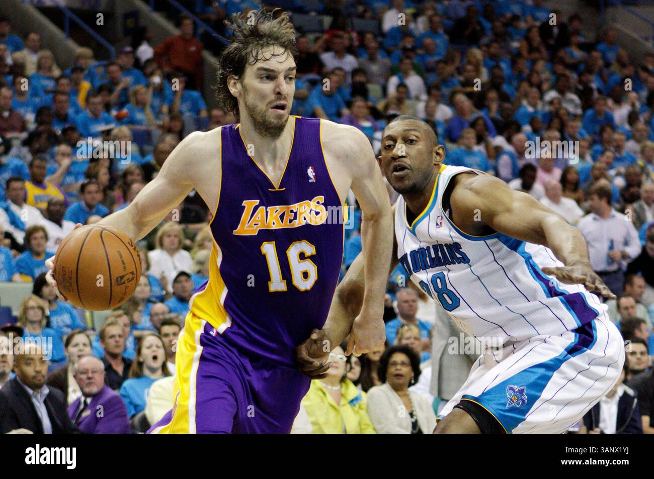 28. April 2011: Die Los Angeles Lakers schlagen Pau Gasol #16 in den Korb, als das New Orleans Hornets Center D.J. Mbenga #28 während Spiel 6 des Western Conference Quarterfinals zwischen den New Orleans Hornets und den Los Angeles Lakers in der New Orleans Arena in New Orleans verteidigt. (Bild: © Jonathan Bachman/Cal Sport Media/ZUMAPRESS.com) Stockfoto