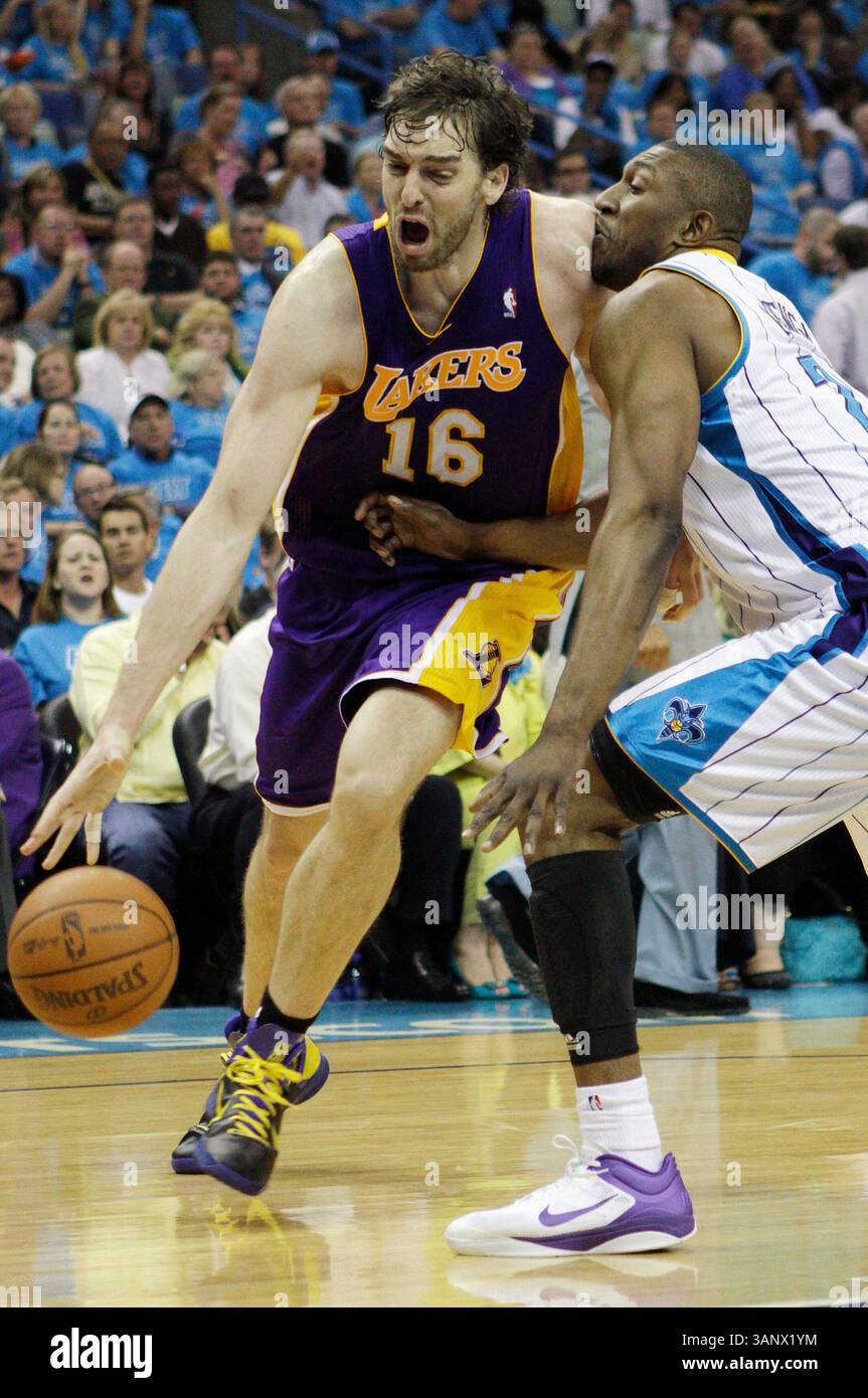 28. April 2011: Die Los Angeles Lakers schlagen Pau Gasol #16 in den Korb, als das New Orleans Hornets Center D.J. Mbenga #28 während Spiel 6 des Western Conference Quarterfinals zwischen den New Orleans Hornets und den Los Angeles Lakers in der New Orleans Arena in New Orleans verteidigt. (Bild: © Jonathan Bachman/Cal Sport Media/ZUMAPRESS.com) Stockfoto
