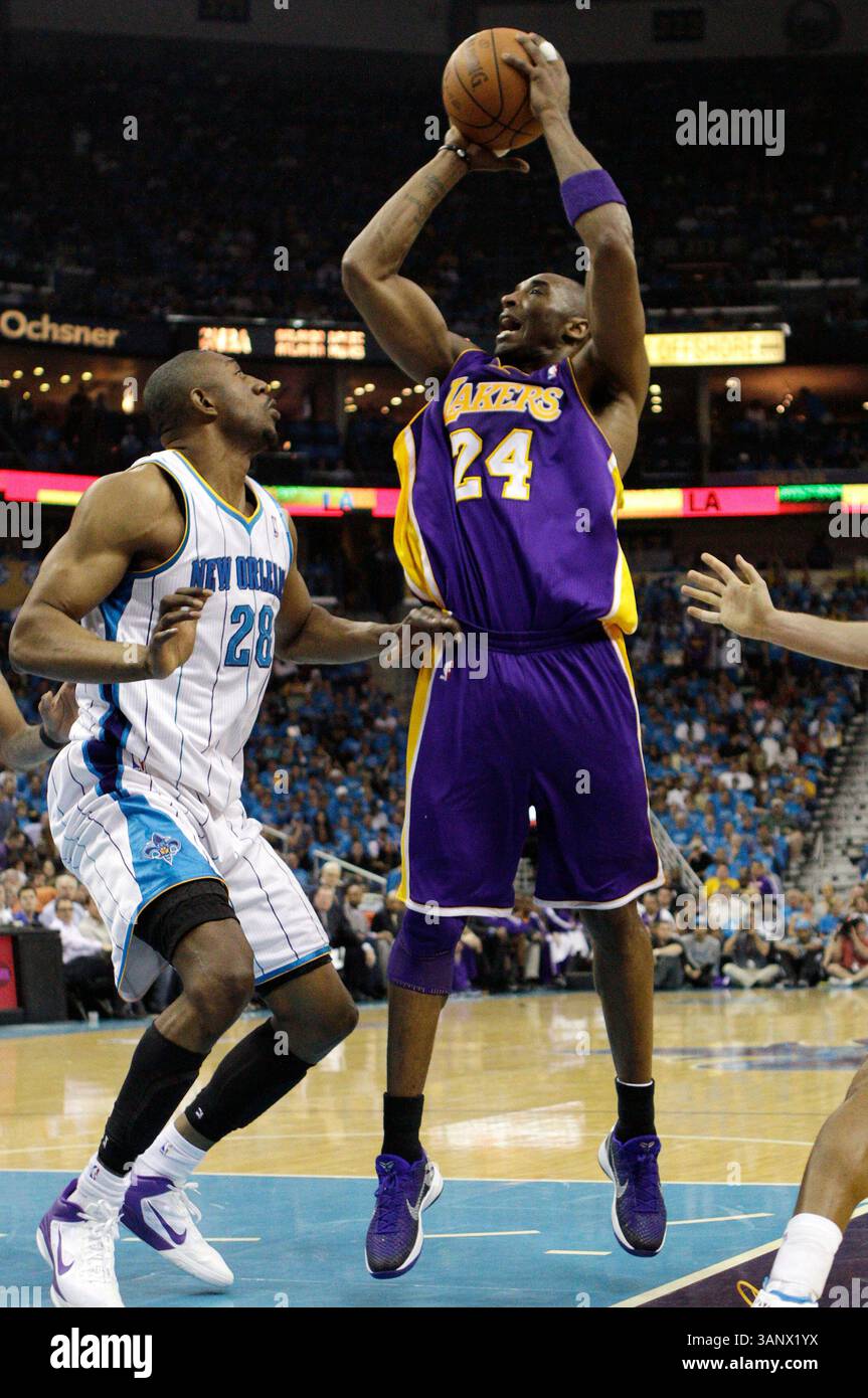 28. April 2011: Der Shooting Guard Kobe Bryant #24 der Los Angeles Lakers schießt den Ball, als D.J. Mbenga #28 in der New Orleans Arena in New Orleans verteidigt. (Bild: © Jonathan Bachman/Cal Sport Media/ZUMAPRESS.com) Stockfoto