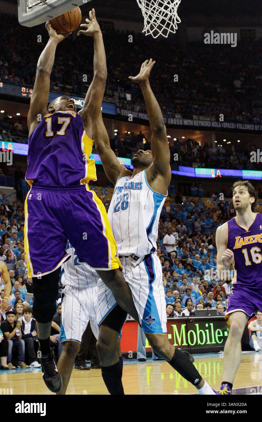 28. April 2011: Andrew Bynum #17 des Los Angeles Lakers-Zentrums verteidigt die New Orleans Hornets in der New Orleans Arena in New Orleans, LA, im 6. Spiel des Viertelfinals der Western Conference. (Bild: © Jonathan Bachman/Cal Sport Media/ZUMAPRESS.com) Stockfoto