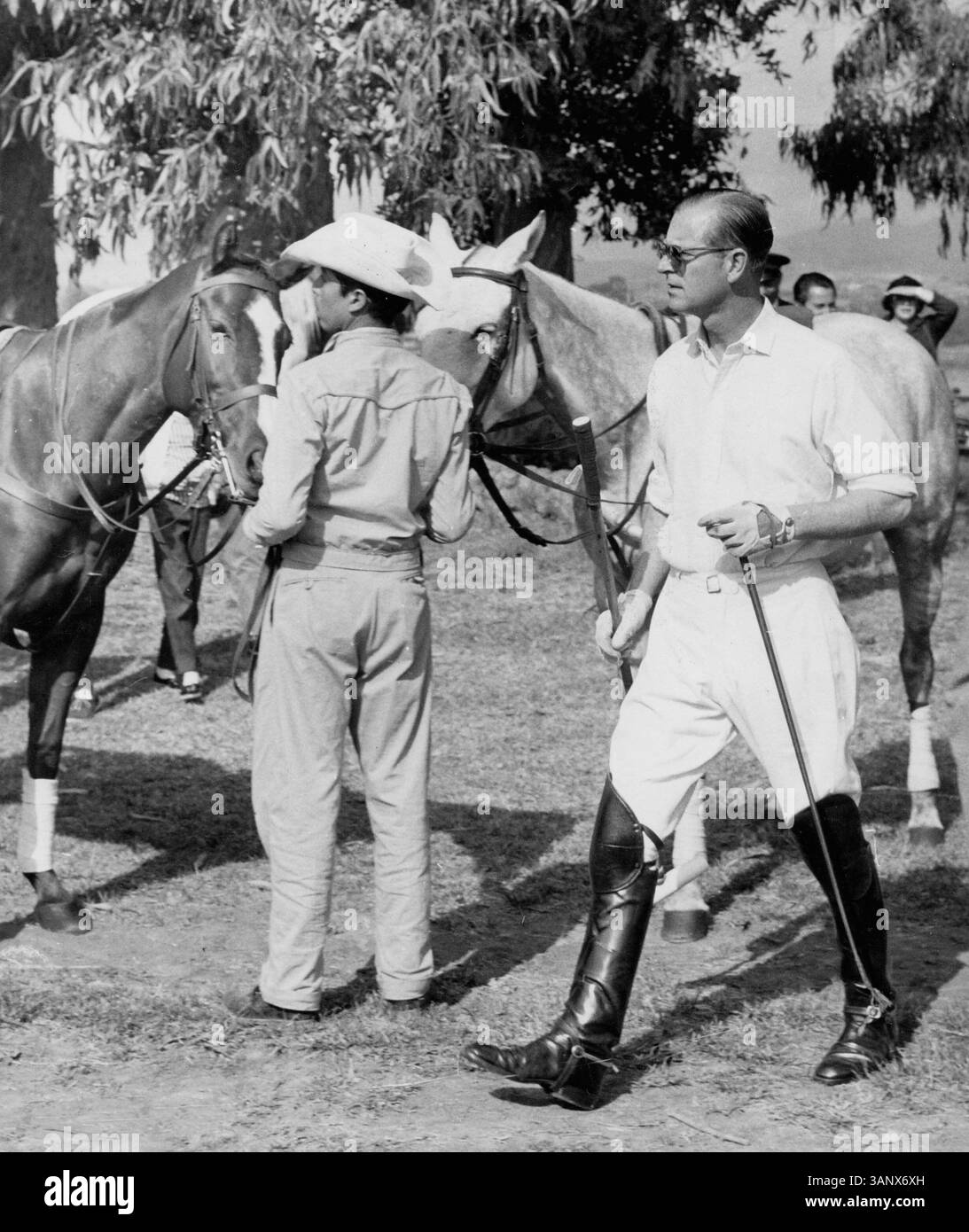 8. APRIL 2008: PRINZ PHILIP WIRD VOR EINEM POLO-SPIEL, DAS VON DER METROPOLITAN POLO ASSOCIATION VOR DEN TOREN MEXIKOS ORGANISIERT WIRD, ABGEBILDET. WÄHREND DES SPIELS BRACH ER EINEN POLOSTOCK. 1964. GILLOON AGENCY – PRINCEPHILIPRETRO(Kreditbild: © Globe photos/ZUMAPRESS.com) Stockfoto