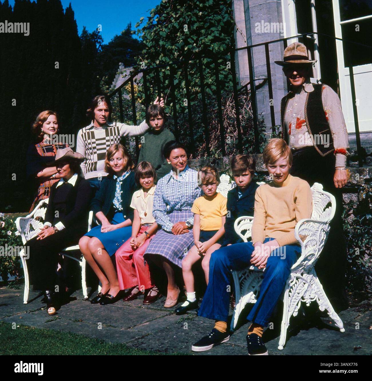 19. NOVEMBER 2008: LORD SNOWDON ( ANTONY ARMSTRONG JONES ) 1973. DAS HERRENHAUS DES WOHLHABENDEN LANDBESITZERS COLIN TENNANT IN DER NÄHE VON EDINBURGH, SCHOTTLAND. PRINZESSIN MARGARET TRAF RODDY LLEWELLYN ZUM ERSTEN MAL. LUCIA SANTA CRUZ IM GESTREIFTEN KLEID, RODDY LLEWELLYN IM KARIERTEN PULLOVER, MATTHEW YORK, GASTGEBER, COLIN TENNANT ( ALLE STEHEN ), SITZEN MRS. JACK HEINZ IM AUSTRALISCHEN STIL HAT GASTGEBERIN LADY ANNE TENNANT, LADY SARAH ARMSTRONG JONES, PRINZESSIN MARGARET, CHRISTOPHER TENNANT, VISCOUNT LINLEY, HENRY TENNANT IM LEICHTEN PULLOVER. PT- LORDSNOWDONRETRO(Bild: © Globe Photos/ZUMAPRESS.com) Stockfoto